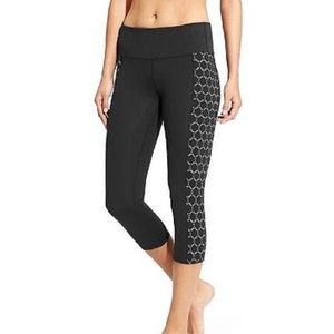 Athleta Eyelet Chatarunga Capri Size M Black